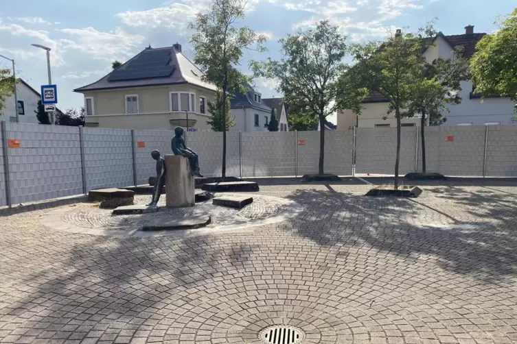 Der Bereich vor der Schule wurde mit Sichtschutz abgeschirmt, um einen gesch&uuml;tzten Schulhof zu haben. 