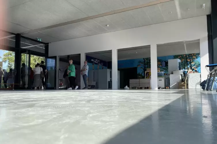 Mitglieder des Bauausschuss lassen sich durch das Schulgel&auml;nde f&uuml;hren, hier im Eingangsbereich, der unter anderem f&uuml;r Musikunter