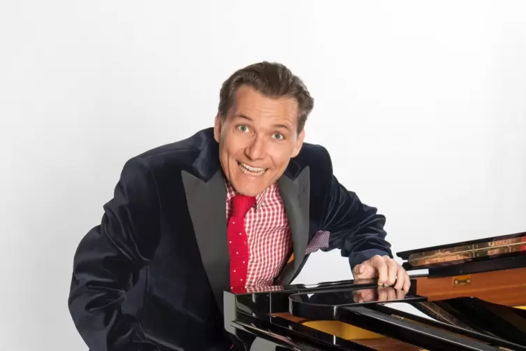 Markus Schimpp tr&auml;gt Chansons vor und f&uuml;hrt durch den Abend. 