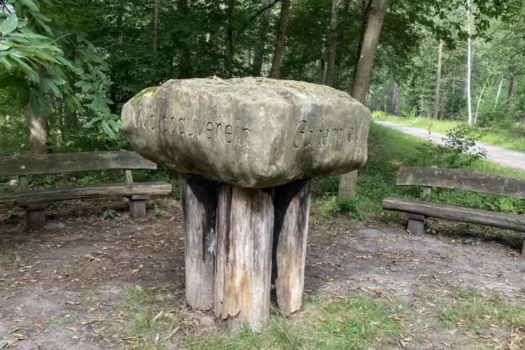 M&ouml;glichkeit zur Rast: Sitzgruppe des Waldbauvereins Ganerb bei Dudenhofen.