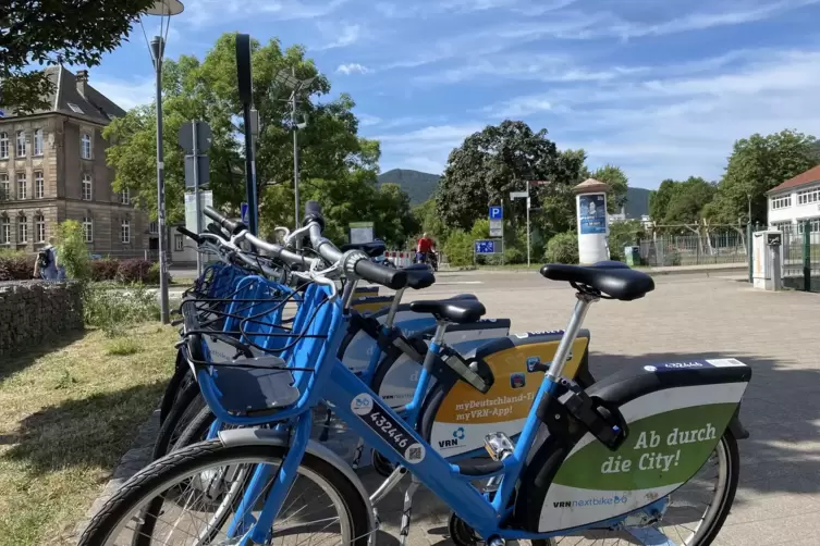 Ziel in Neustadt: im Vordergrund Nextbike-Leihfahrr&auml;der.
