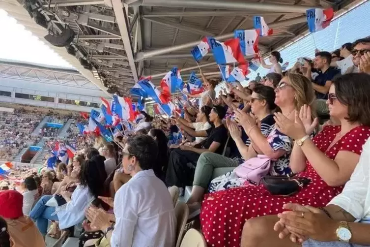 Die franz&ouml;sischen Fans sind &ndash; nat&uuml;rlich &ndash; in der &Uuml;berzahl, hier im Tennisstadion der French Open. 