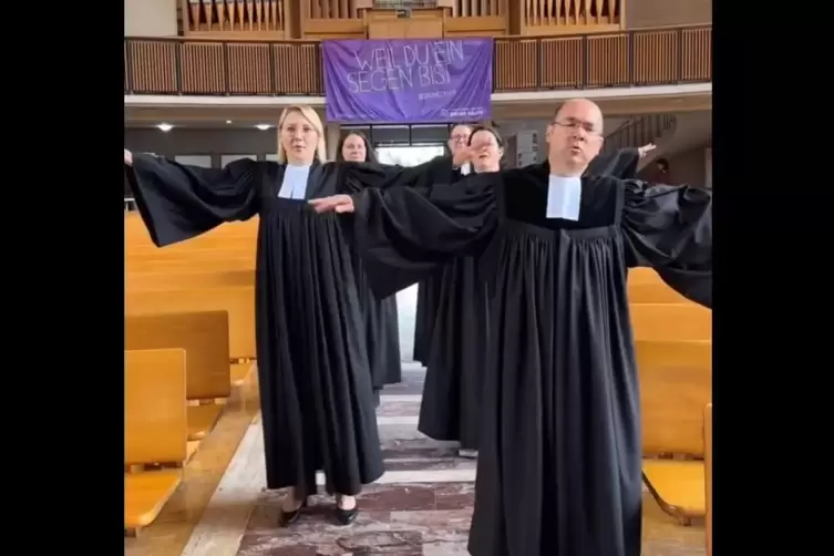 V&ouml;llig losgel&ouml;st: Frauke Fischer und Dekan Paul Metzger (rechts) tanzen zu &bdquo;Major Tom&ldquo;.