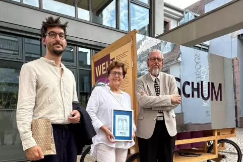  Der ungarische Fotograf und Judaist Bence Illyés (links, hier mit Monika Kabs und Günter Minas) recherchiert unter anderem auf 