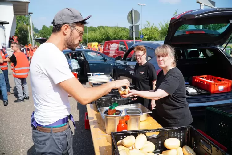 Gewerkschafter Lee Hirschel st&auml;rkt sich mit einer Wurst.