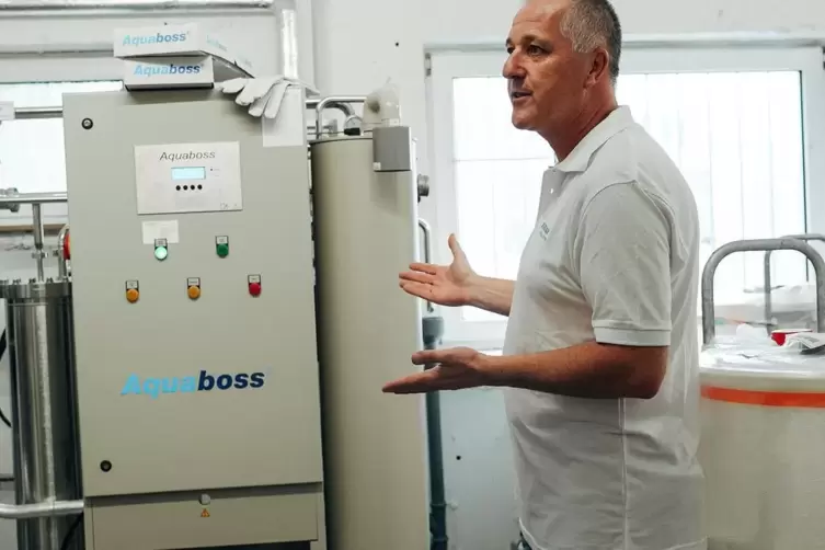  Wie funktioniert die neue Wasserenth&auml;rtungsanlage im Dialysezentrum? Mario Petermann wei&szlig; es.