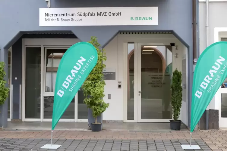 Diese Woche wurde &uuml;ber dem Eingang zur Ambulanz des Dialysezentrums das T&uuml;rschild befestigt. 
