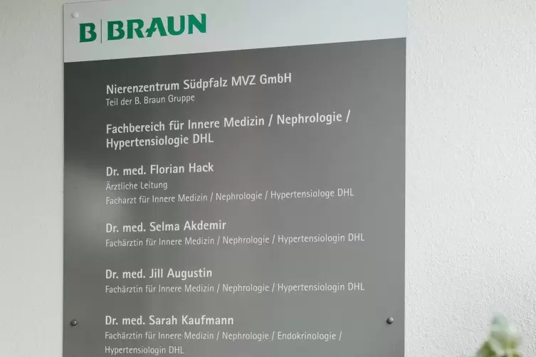 Am dem Paradeplatz zugewandten Eingang zum Dialysezentrum h&auml;ngt eine Tafel mit den Namen der Ansprechpartner. 