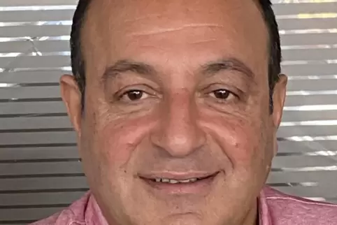 Metin Istanbullu. 