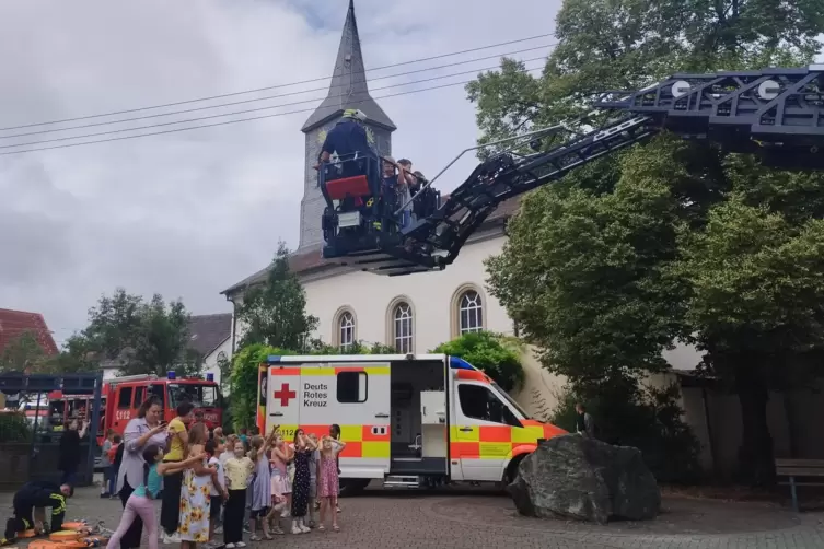 Hoch hinaus: Kinder lieben die Aussicht vom Feuerwehrkran. 