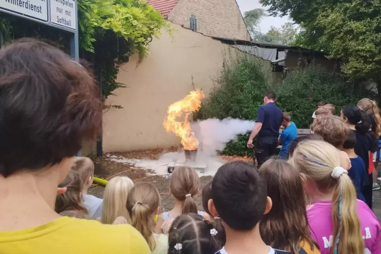 Mal selbst zum Feuerl&ouml;scher greifen? Kein Problem bei der &Uuml;bung. 
