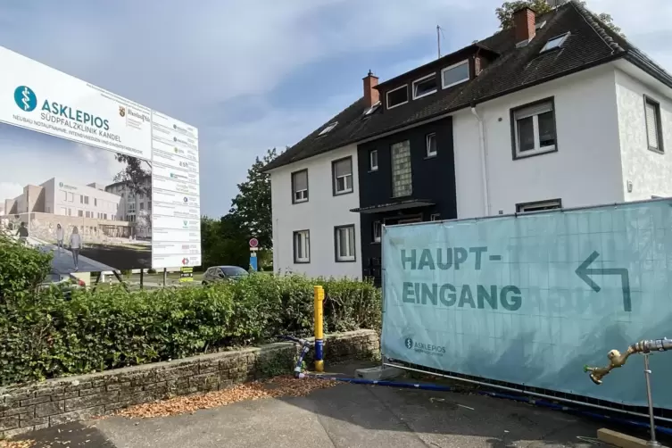 Der Weg zum neuen Haupteingang ist gro&szlig; beschildert. 