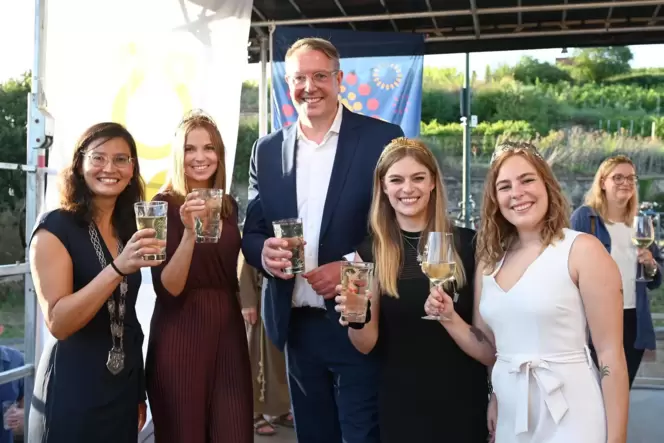Ministerpräsident Alexander Schweitzer (Mitte) mit Natalie Bauernschmitt, Lea Baßler, Charlotte Weihl und Denise Stripf (von li Ministerpräsident Alexander Schweitzer (Mitte) mit Natalie Bauernschmitt, Lea Baßler, Charlotte Weihl und Denise Stripf (von li