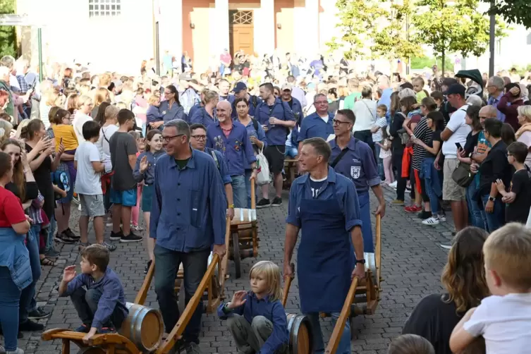 Die Winzer ziehen auf den Platz. 