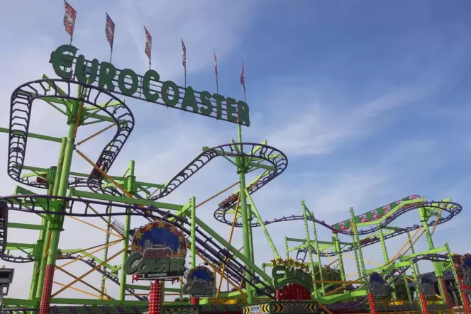 Der Euro Coaster (links) feiert in diesem Jahr sein Comeback. Für viele gehört das Riesenrad Jupiter zum Wurstmarkt wie die Ries Der Euro Coaster (links) feiert in diesem Jahr sein Comeback. Für viele gehört das Riesenrad Jupiter zum Wurstmarkt wie die Ries