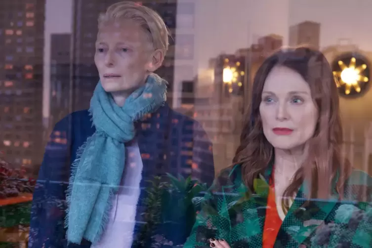 Szene aus dem Siegerfilm &bdquo;The Room Next Door&ldquo; &uuml;bers Sterben von Pedro Almod&oacute;var mit Tilda Swinton (links) und Julianne Moore. 