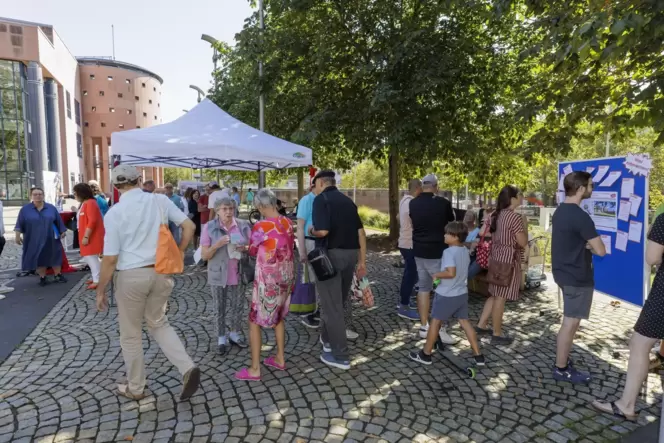 Es war ein Kommen und Gehen. Viele Bürger nutzten die Gelegenheit, sich über die Planungen für die Theaterwiese zu informieren u Es war ein Kommen und Gehen. Viele Bürger nutzten die Gelegenheit, sich über die Planungen für die Theaterwiese zu informieren u