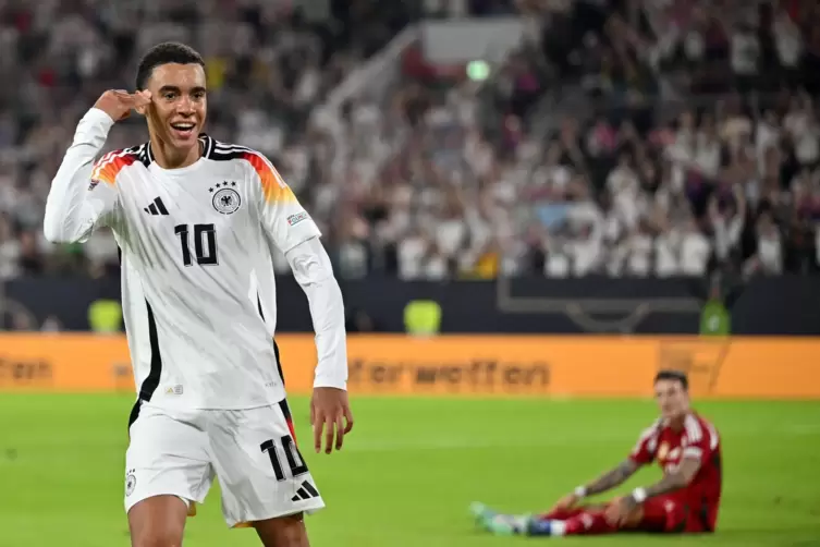 Jamal Musiala jubelt &uuml;ber seinen Treffer zum 2:0. 