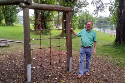 Hans-Jürgen Beringer am Klettergerüst im Bliesbad. Der Förderverein hat in den vergangenen Jahren vieles verbessert und erneuert