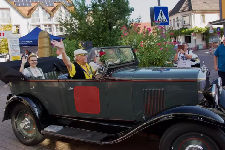 Rettichk&ouml;nigin Jessica I. f&auml;hrt mit Robert und Gabi Braun in einem Chevrolet von 1929.