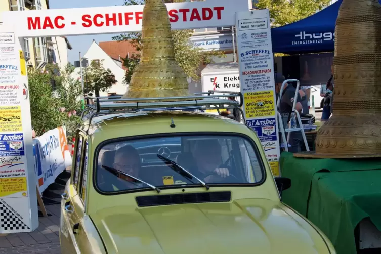 G&uuml;nter und Uta Wei&szlig;kopf in einem R4 mit einem Goldenen Hut von Martin Eckrich auf dem Dach.