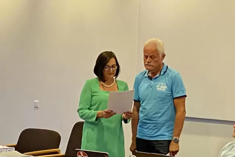 B&uuml;rgermeisterin Iris Fleisch vereidigt den dritten Beigeordneten Edwin Diesel.