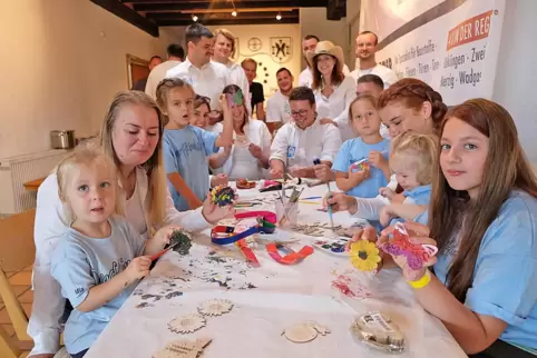 Die erste Kerwe ohne Straußbuben in Schmitshausen. Die Kinder bemalen Holzanhänger für den Kerwestrauß.