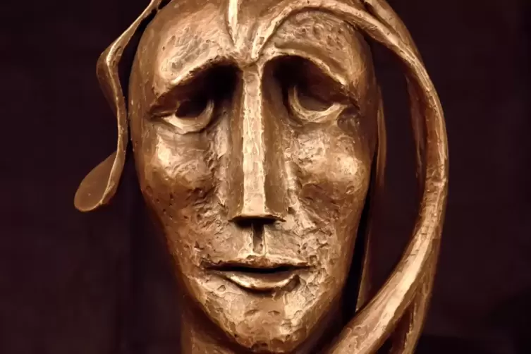 Die Bronzeskulptur von Friedlinde H&uuml;ther tr&auml;gt den Titel &bdquo;Der Retter&ldquo;.