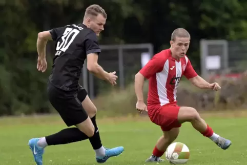 Früher beim LSC: Mutterstadts Dennis Klein (links) verfolgt hier LSC-Außenspieler Dario Passeri.