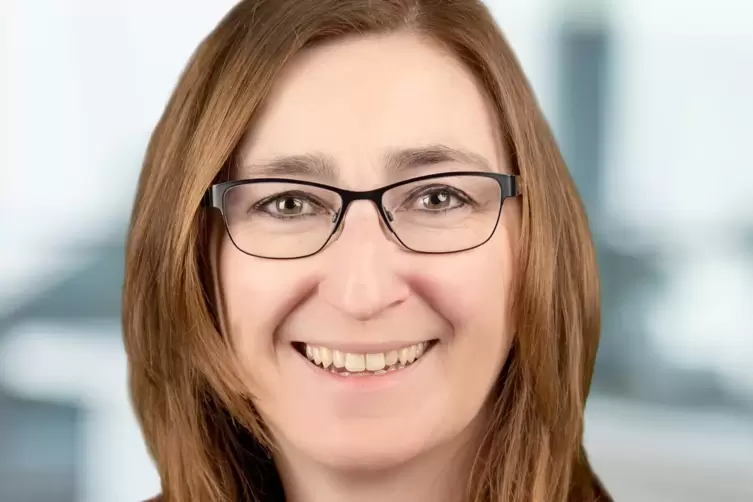 Tanja Schulz, Ausbildungsleiterin der Sparkasse Vorderpfalz, l&auml;dt Interessierte ein, sich auf der &bdquo;Sprungbrett&ldquo;-Messe &uuml;ber die A