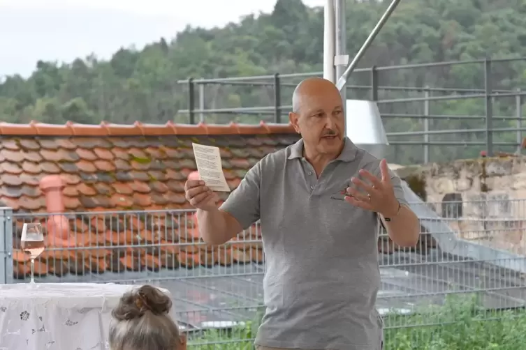 F&ouml;rderkreisvorsitzender Willy Bohl pr&auml;sentiert die neusten Errungenschaften des Vereins. 