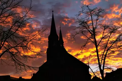 Die Alexanderkirche in der Dämmerung.