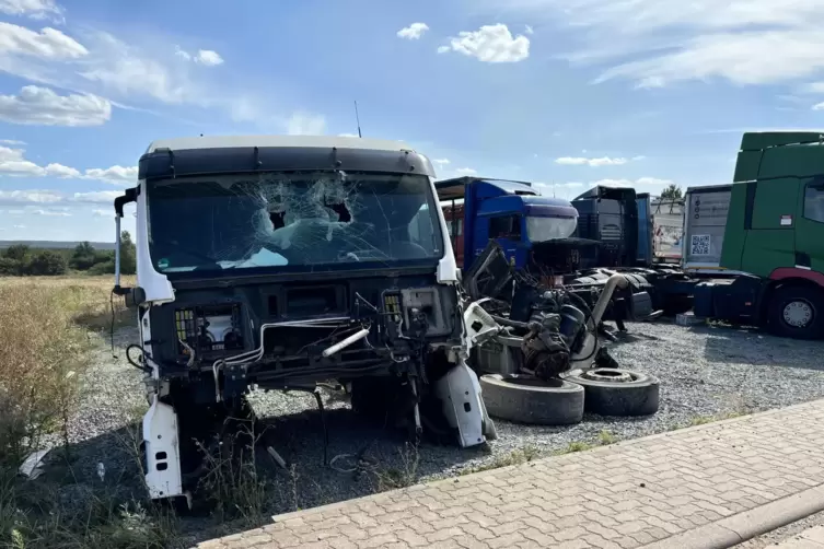 Ausrangierte und besch&auml;digte Lkw stehen ebenfalls im Sembacher Gewerbepark. 