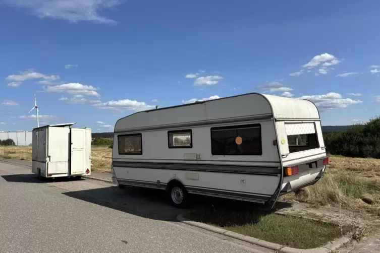 Neben Verschmutzungen pr&auml;gen auch verlassene Wohnwagen das Bild des Sembacher Gewerbeparkes.