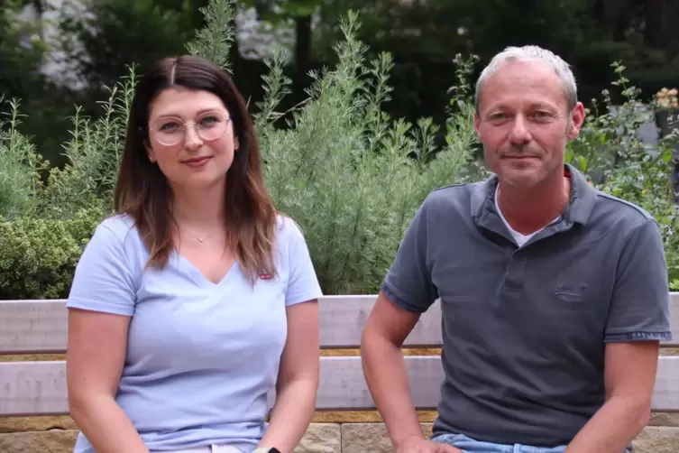 Carolin Defland und J&ouml;rg Gai&szlig;er von der &Ouml;kumenischen Sozialstation in Gr&uuml;nstadt.