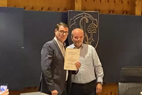 Bürgermeister Steffen Weiß (rechts) ernennt Peter Pfaff zum ersten Beigeordneten.