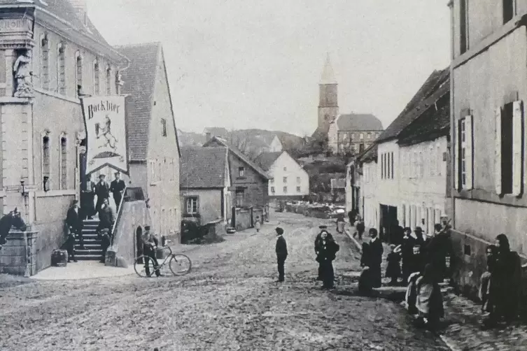 So sah es um das Jahr 1900 aus: ein Blick von der Spesbacher Stra&szlig;e in die Miesenbacher Stra&szlig;e mit dem alten Rathaus. Im Hinterg