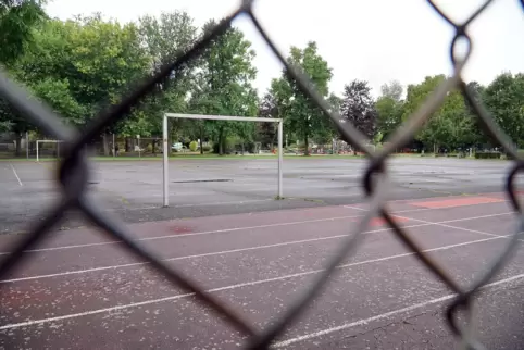 Die Sportanlagen auf dem Kleinen Exe sind in die Jahre gekommen. Sie werden grundlegend erneuert. Die Sportanlagen auf dem Kleinen Exe sind in die Jahre gekommen. Sie werden grundlegend erneuert.