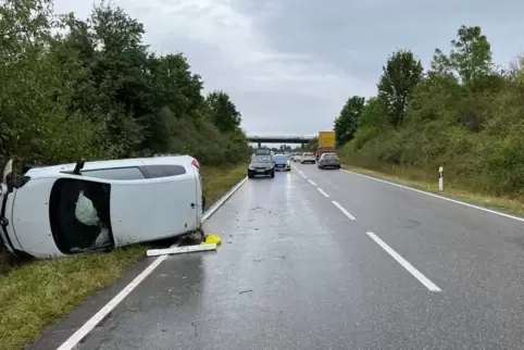 Die beiden Insassen des Wagens mussten in Krankenhäuser gebracht werden. 