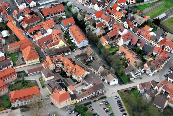 Prominente Lage: Der Berzelhof (hier vor dem Umbau) ist das kleine Gebäude genau in der Bildmitte mit roten und grünen Abdeckung Prominente Lage: Der Berzelhof (hier vor dem Umbau) ist das kleine Gebäude genau in der Bildmitte mit roten und grünen Abdeckung