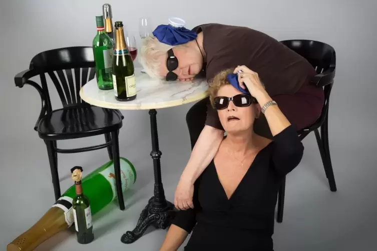 Carola von Klass und Christina Ketzer vom Wiesbadener &bdquo;Allerhand &ldquo;-Kabarett machen am 19. September mit ihrem Weinkabarett-Progr