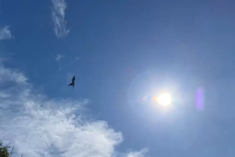 Ein Eurofighter flog am Ende des Gel&ouml;bnisses eine Schleife &uuml;ber dem Schloss.
