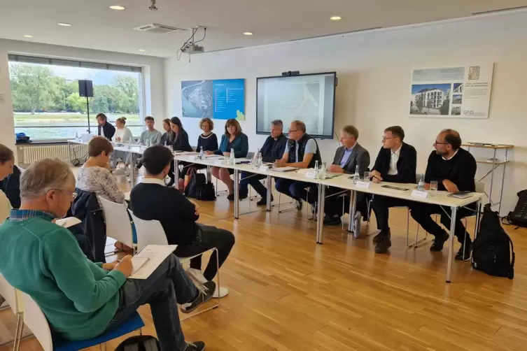 Beteiligte bei der Pressekonferenz im Infocenter an der Rheinallee. 