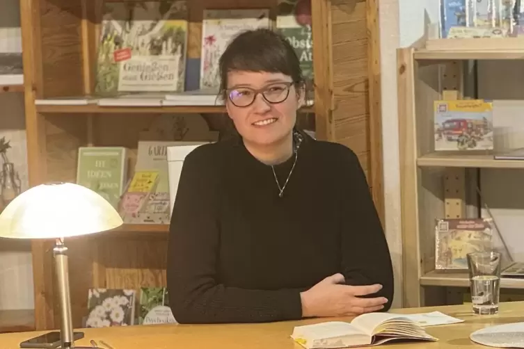 Die Mainzer Autorin Elena Fischer bei einer Lesung in Rockenhausen.