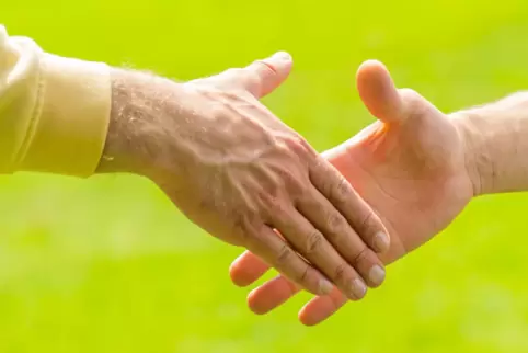 Freundlicher Handschlag zur Vorstellung. Freundlicher Handschlag zur Vorstellung.