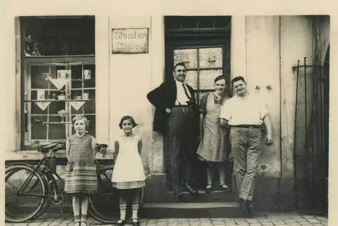 Die Töchter Ester und Hanni (von links), ein unbekannter Mann sowie Luise und Emil Sterk posieren um 1938 vor der Bäckerei Ster