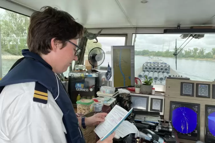 Heike Tschirner kontrolliert ein Schifferdienstbuch. Das haben die Besatzungsmitglieder an Bord von G&uuml;terschiffen immer dabei. 