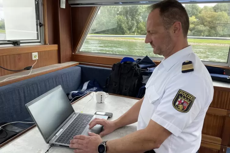 Marco Schubert tr&auml;gt das Ergebnis der Kontrolle des G&uuml;terschiffs in den Computer ein. Darauf haben auch die Kollegen in anderen 