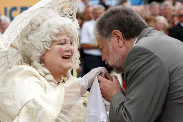 Handkuss vom Ministerpr&auml;sident: K&ouml;nig als Elisabeth Augusta 2010 beim Rheinland-Pfalz-Tag in Neustadt. 