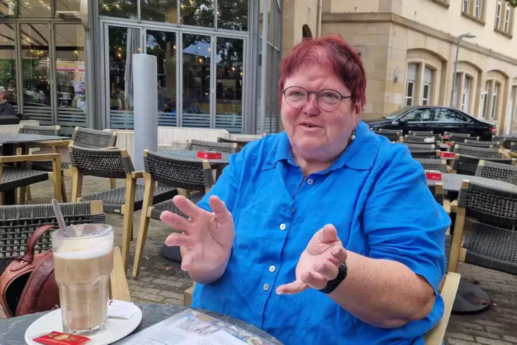 Elke K&ouml;nig beim RHEINPFALZ-Gespr&auml;ch in der Ludwigshafener Innenstadt.